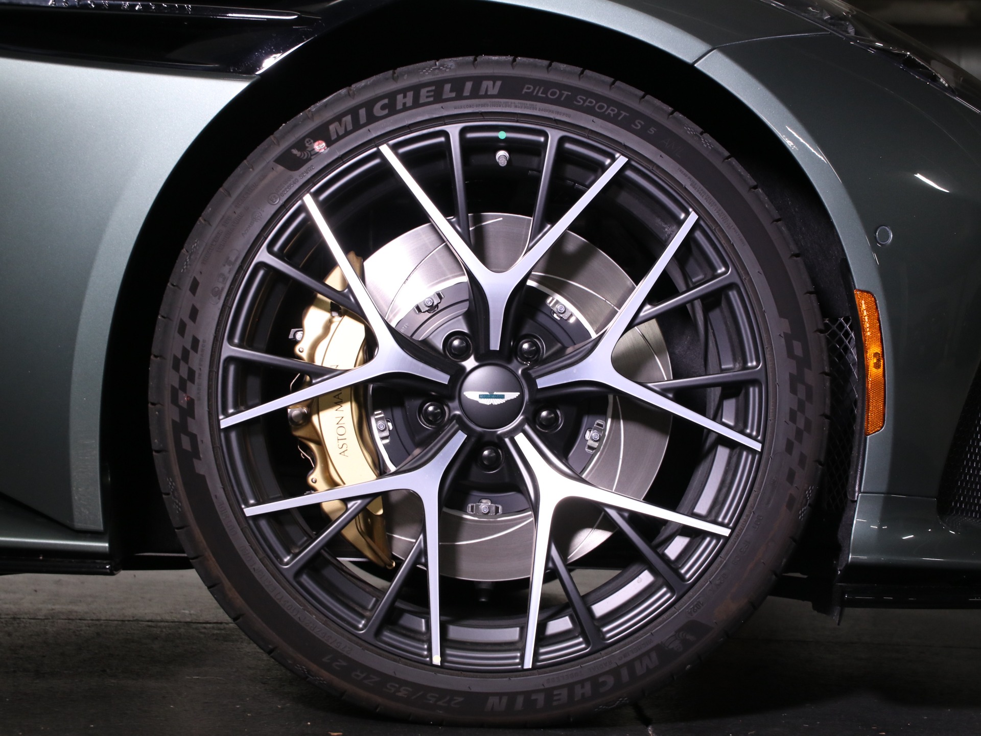 2025 Aston Martin DB12 photo 4