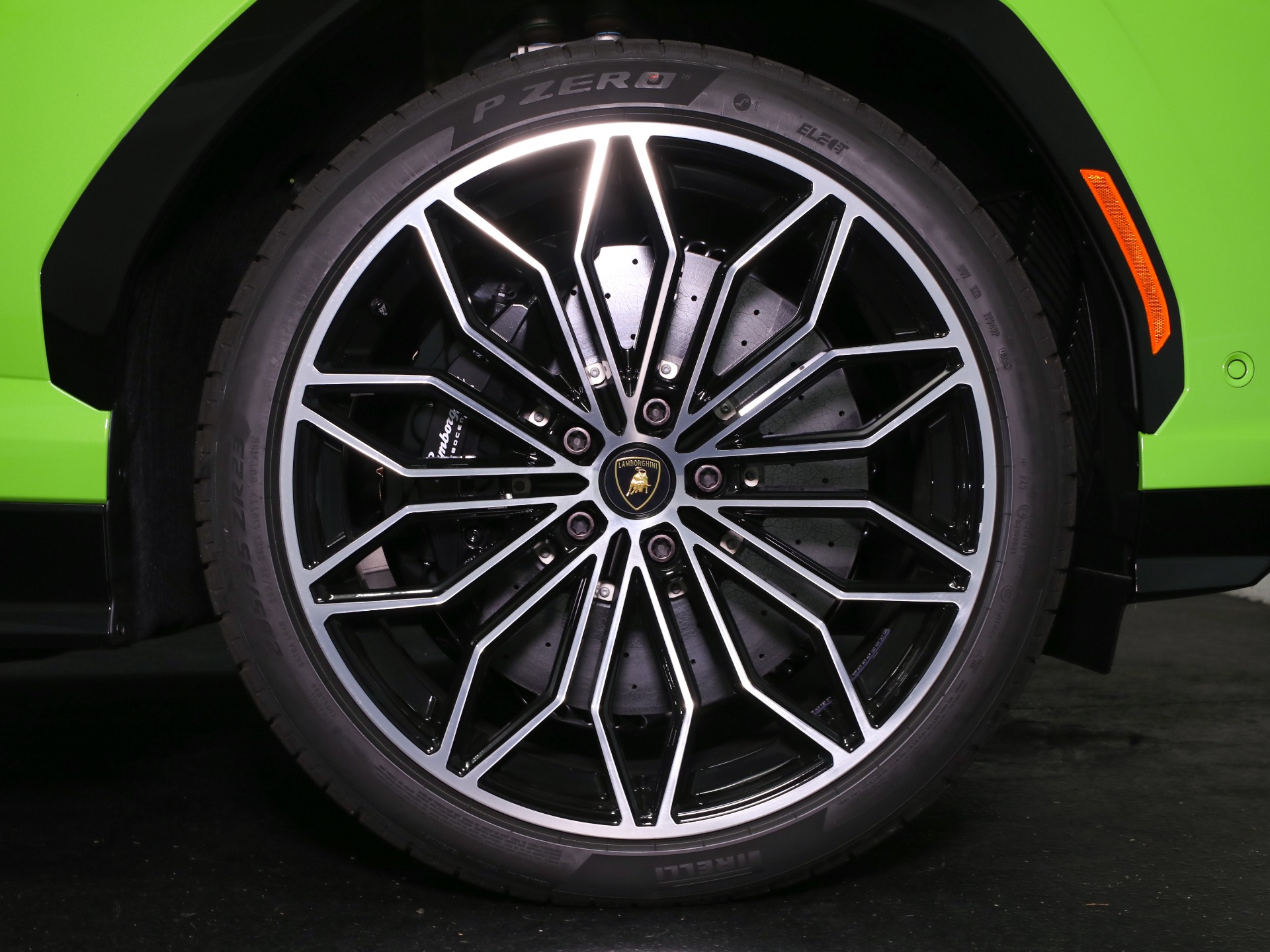 2025 Lamborghini Urus SE photo 11