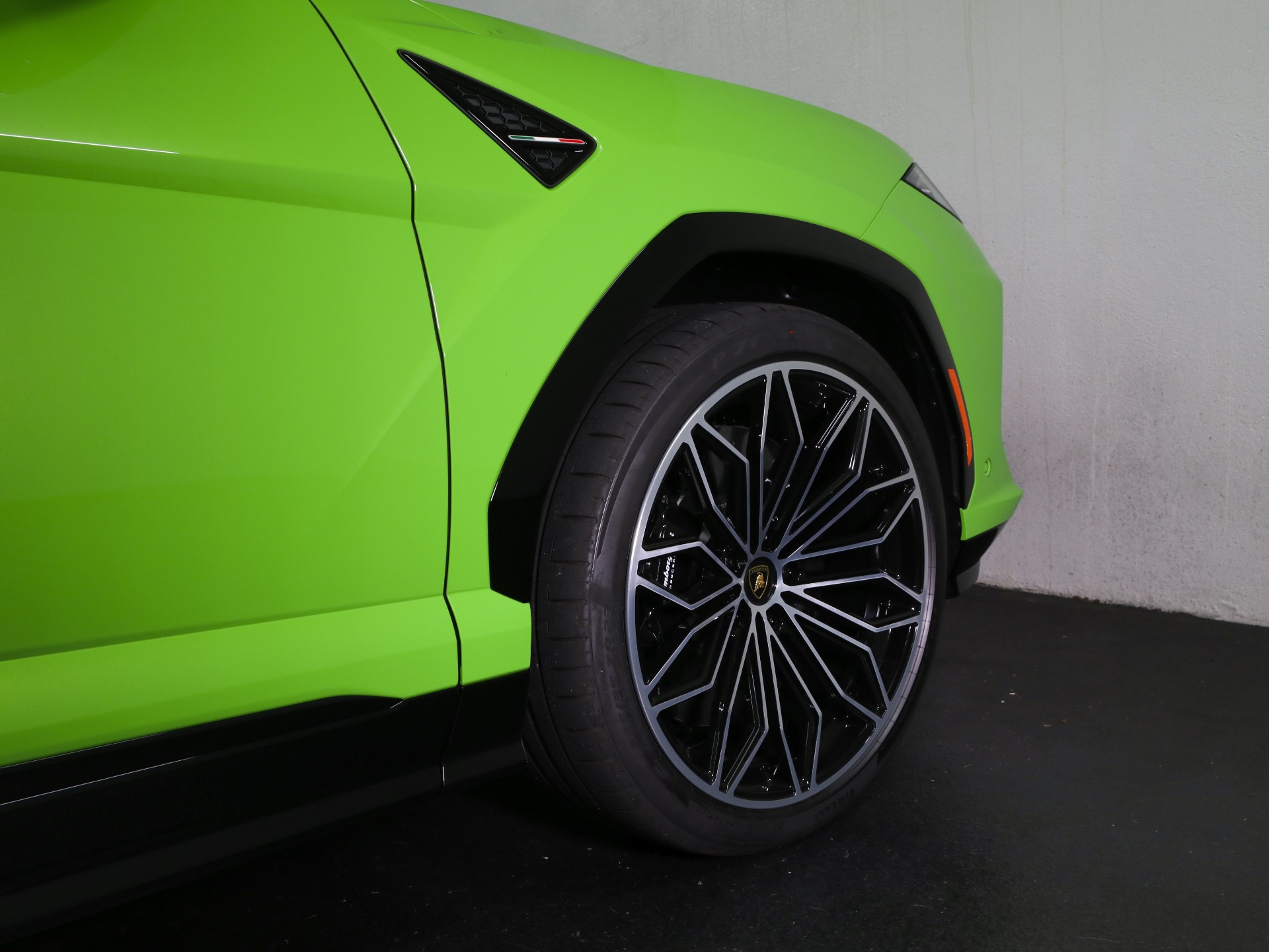 2025 Lamborghini Urus SE photo 15