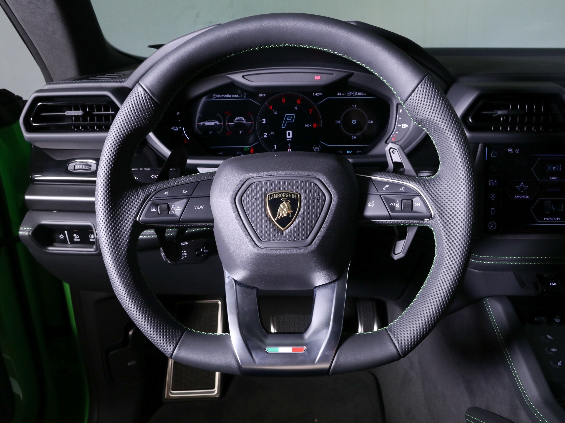 2025 Lamborghini Urus SE photo 17